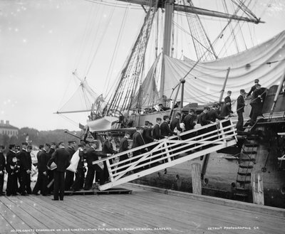 Cadetes embarcando en el U.S.S. Constellation para el crucero de verano, Academia Naval de EE.UU., Annapolis, Maryland, c.1890-1901 de Detroit Publishing Co.